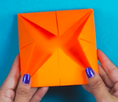 Hoja de papel naranja.