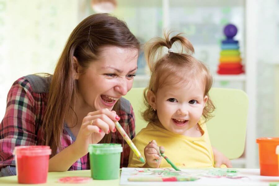 Petite fille créative.