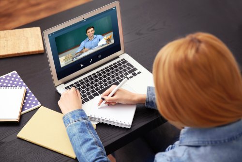 Estudiar una carrera a distancia tiene pros y contras.