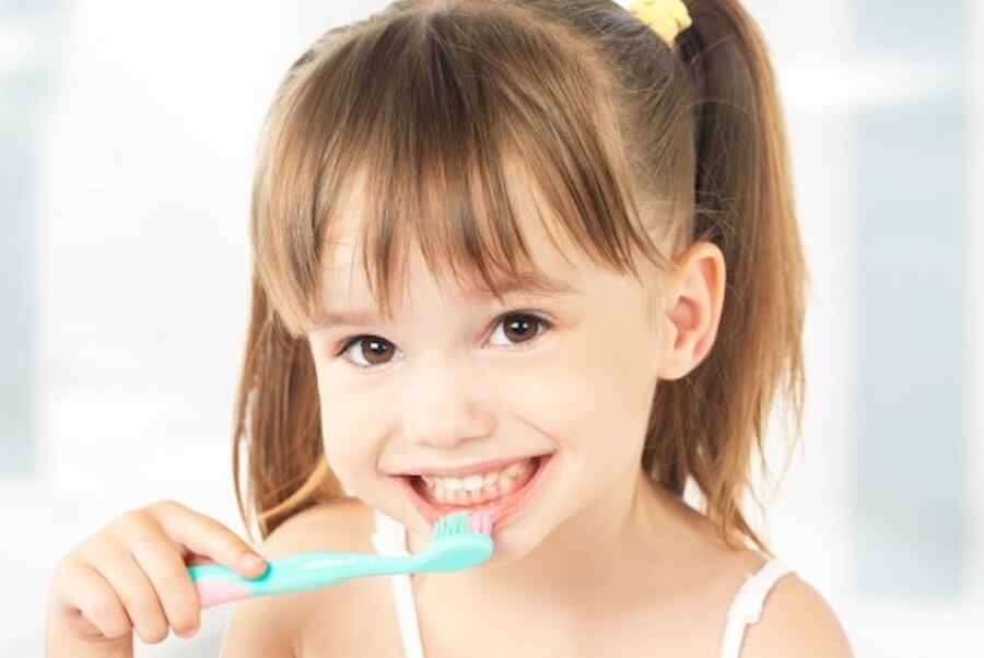 Es importante que los niños lleven a cabo una rutina de higiene bucodental para evitar caries