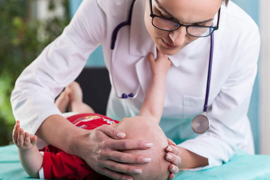 Examen du crâne d'un bébé.