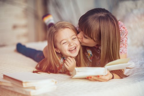 Mamá lee un cuento corto en inglés a su niña.