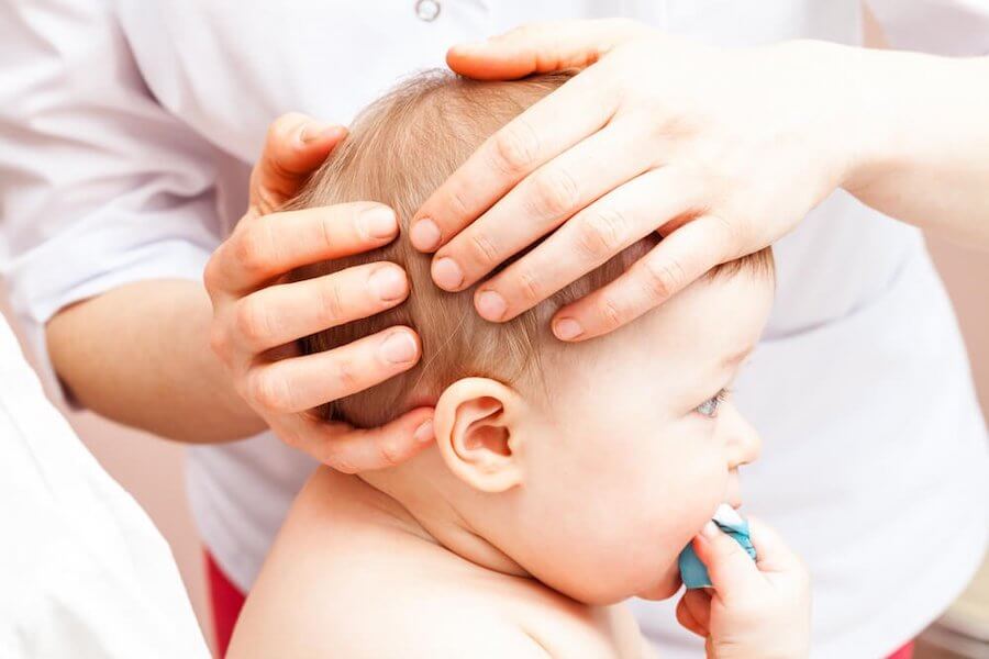 Examen de la tête d'un bébé.