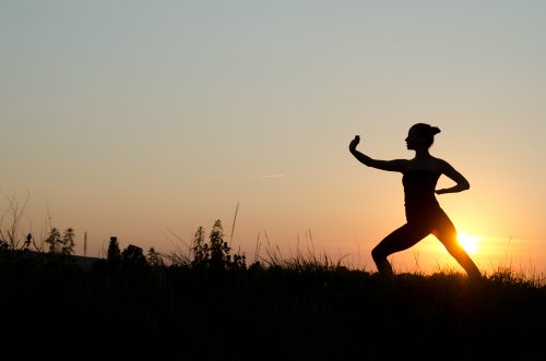 Mujer haciendo tai chi en el embarazo.