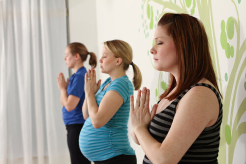 Mujeres embarazadas en su primera clase de preparación para la autohipnosis en el parto.
