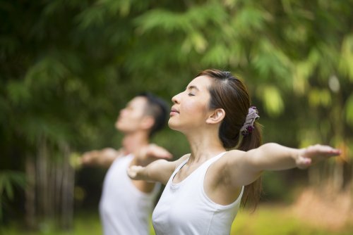 Mujer haciendo tai chi.