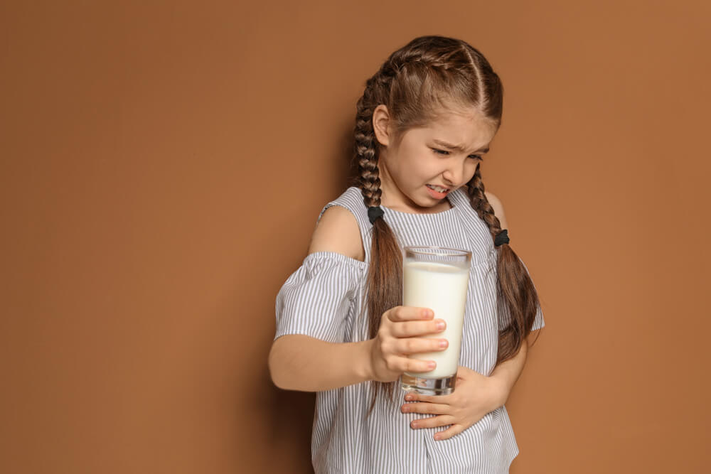 Fille avec une allergie alimentaire au lait.