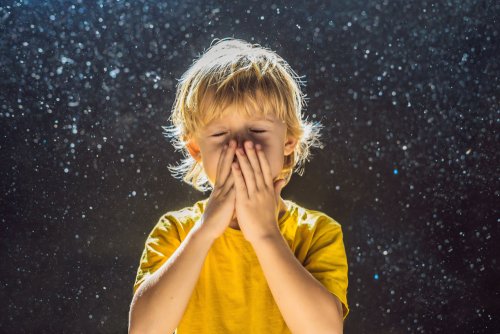 Niño con alergia al polvo y los ácaros.