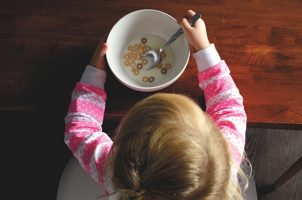 Niño comiendo cereales