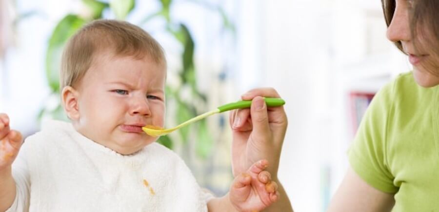 ¿Qué puedo hacer si mi bebé no quiere comer?