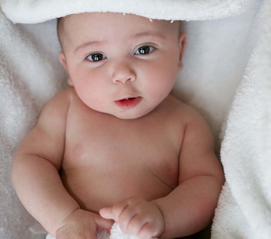 La toalla es imprescindible en el baño del bebé