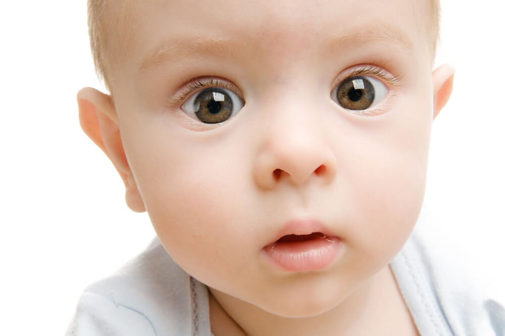 Bebé con los ojos grises mirando muy fijamente.