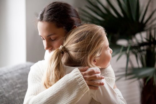 Madre e hija fundidas en un abrazo en señal de reconciliación