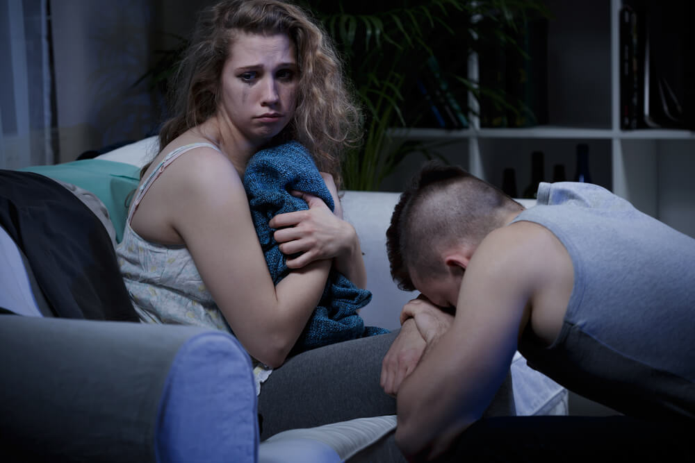 En las relaciones de pareja siempre se discute. Aquí aparece una pareja que lo acaba de hacer. Ella está llorando.