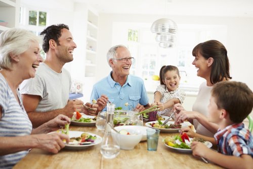 Familia unida comiendo felizmente.