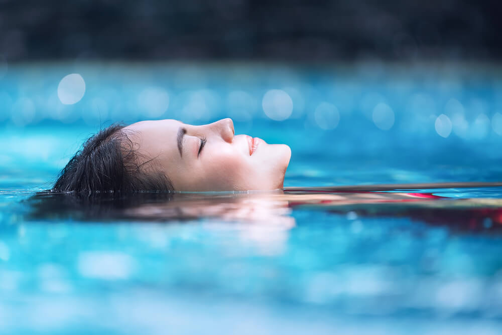Une femme détendue dans l'eau.