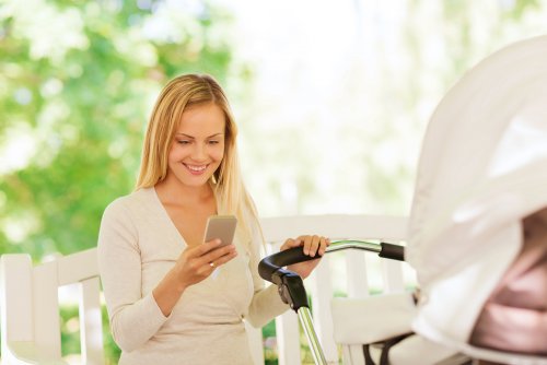 Mamá usando una de las Apps que facilitan la tarea de ser mamá.