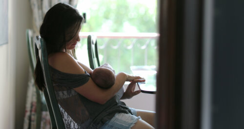 Mamá dando el pecho a su bebé llevando una alimentación saludable durante la lactancia.