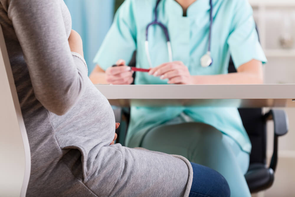 Consulta médica para realizar test prenatal.