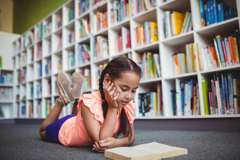 ¿Cómo influye el contexto en el nivel educativo de los niños?