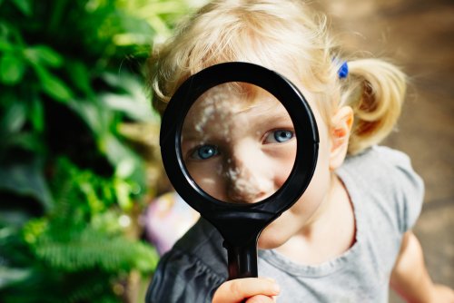 Niña en la naturaleza.
