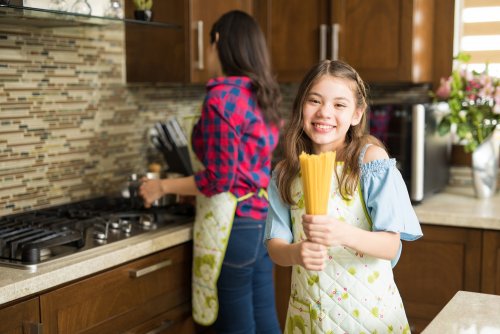 Cómo entretener a un niño mientras haces la cena.