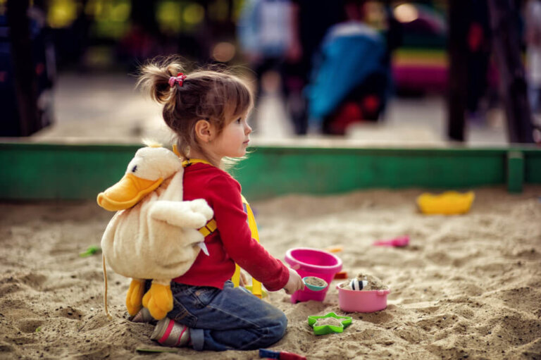 Mi hijo no juega con sus compañeros de clase