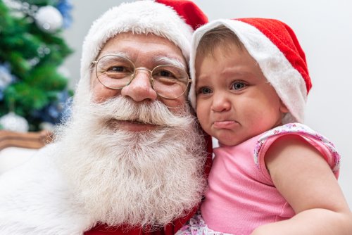 Niña con miedo a Papá Noel y los Reyes Magos.