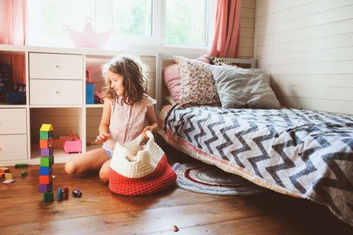 Niña ordenando su habitación.