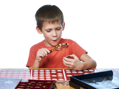 Niño emocionado con su nueva colección.