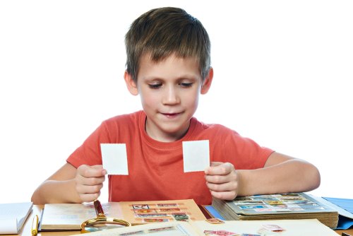 Niño haciendo una nueva colección de cromos.