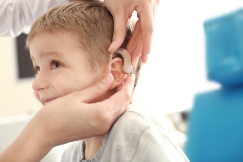 Niño con discapacidad auditiva o hipoacusia.