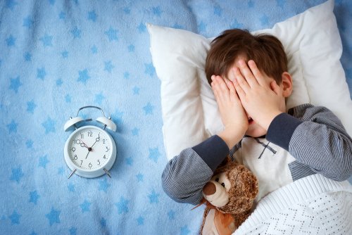 Niño con miedo a dormir fuera de casa.