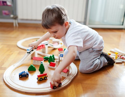 Un enfant qui joue avec un train.