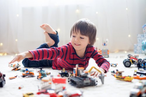 Niño jugando con los juguetes de Navidad.