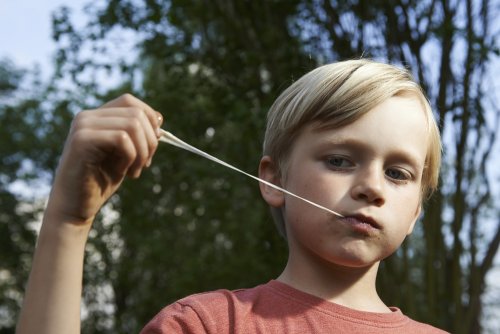 Que faire si mon enfant a avalé du chewing-gum ?