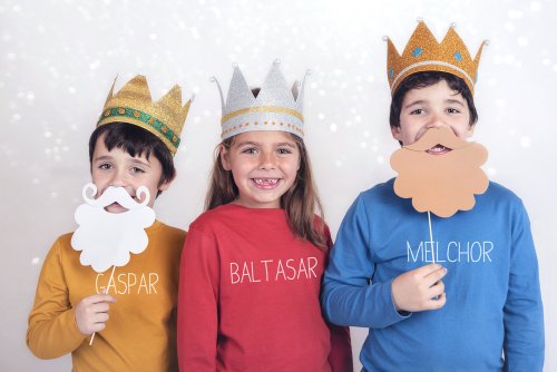 Niños disfrazados de los Reyes Magos para superar el miedo.