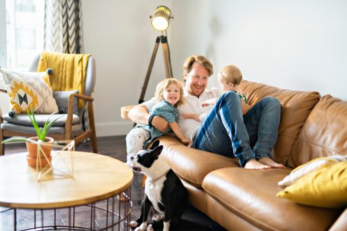 Familia formada por un padre, sus dos hijos y el perro.