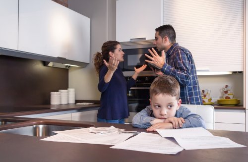 Padres teniendo una discusión delante del niño a punto de pedirse el divorcio.