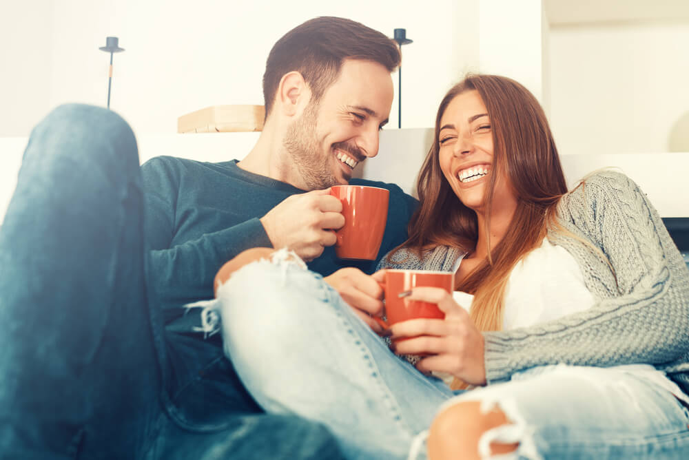 Pareja feliz bebiendo café.