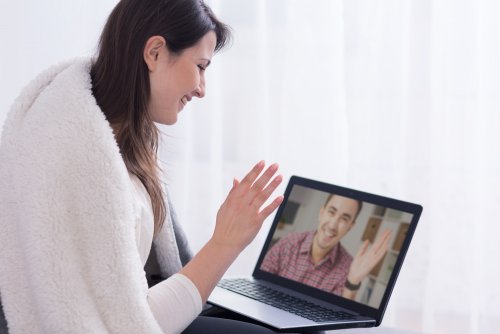 Si tu pareja trabaja mucho fuera de casa, una de las soluciones es hacer videoconferencia.