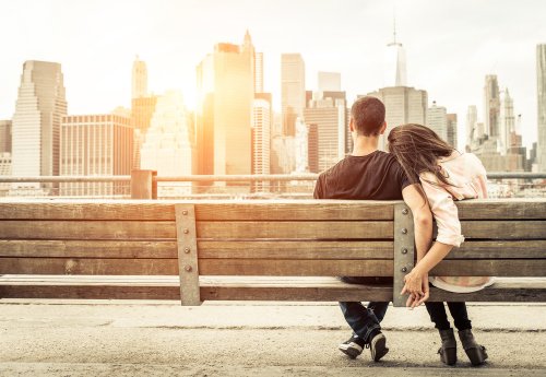 Una pareja sentada en un banco observa las vistas de Nueva York