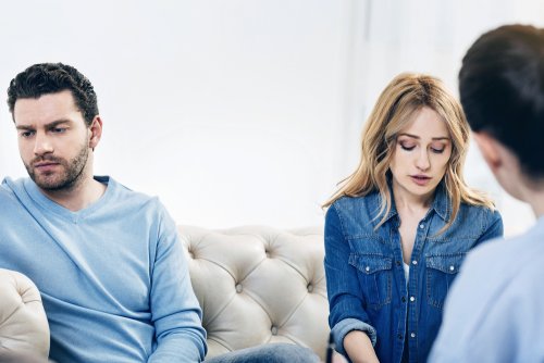 Una pareja en una sesión de terapia.