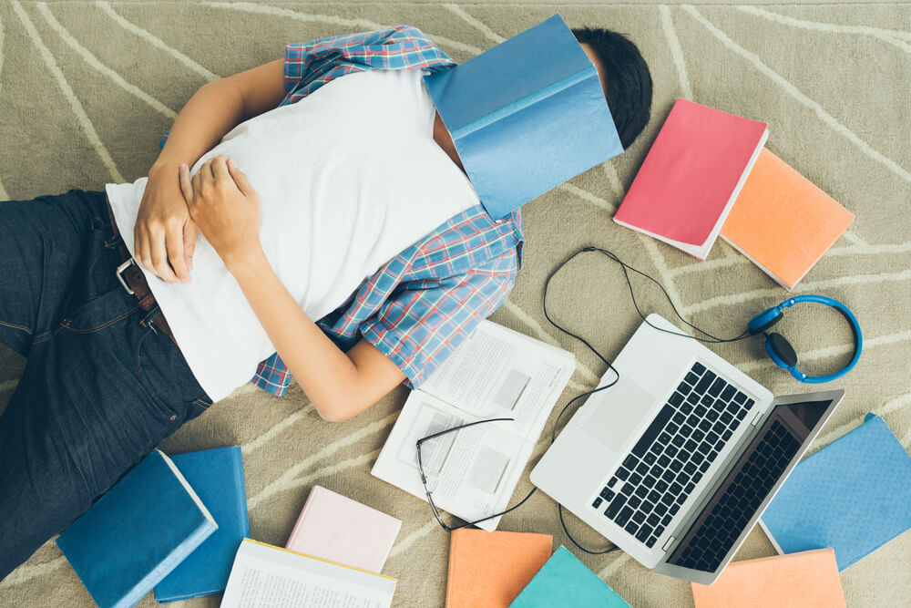 En tonåring känner sig överväldigad av sina studier.