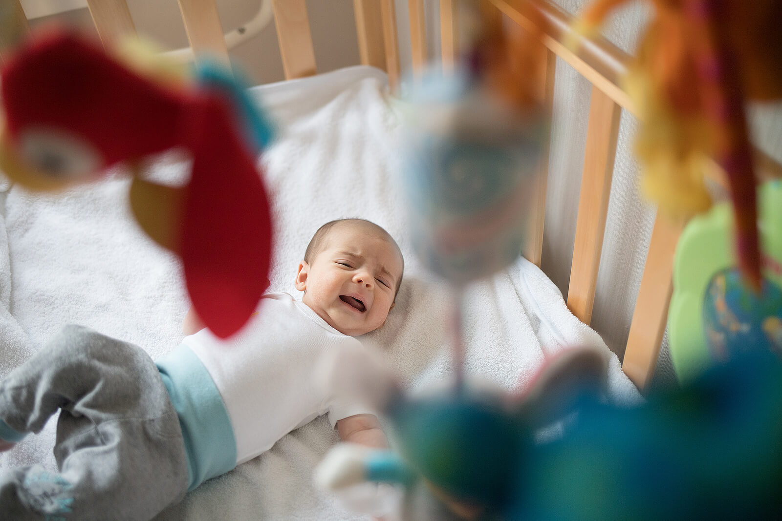 Bebé llorando en su cuna.