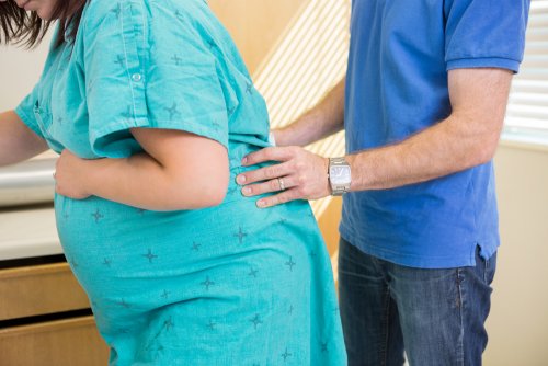 Mujer embarazada recibiendo atención al parto.