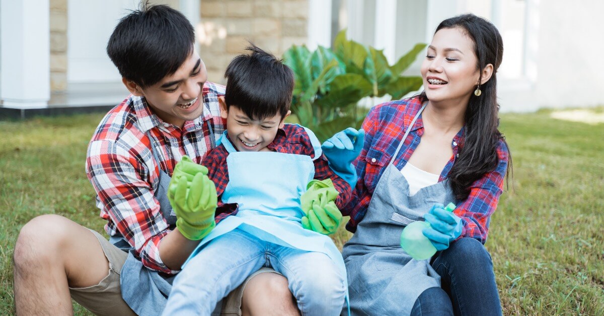 Niño disfrutando con su familia como parte de sus necesidades básicas.