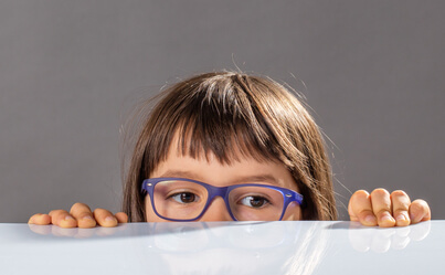 Niña con miedo infantil.