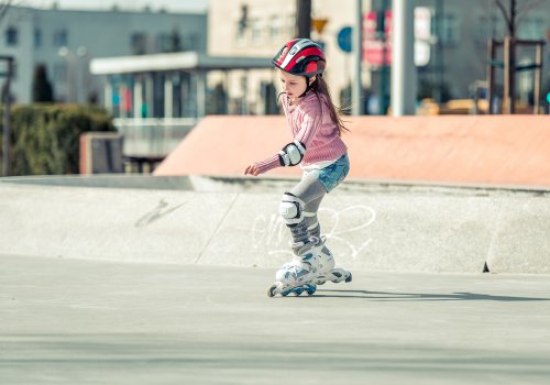 Salir bien equipado y protegido es una de las bases para aprender a patinar en línea.