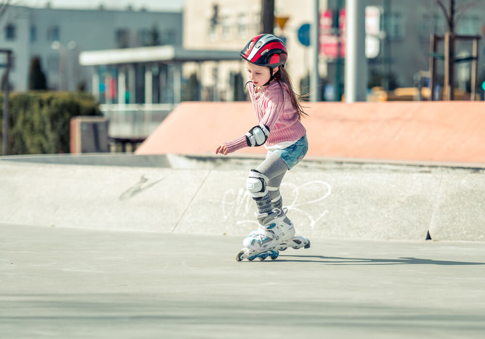 Salir bien equipado y protegido es una de las bases para aprender a patinar en línea.